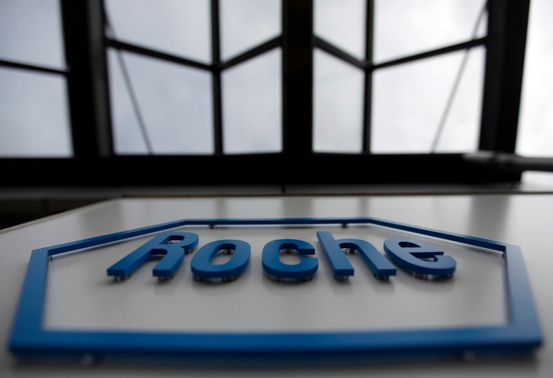 &copy; Reuters. Il logo del produttore farmaceutico svizzero Roche presso una fabbrica a Burgdorf