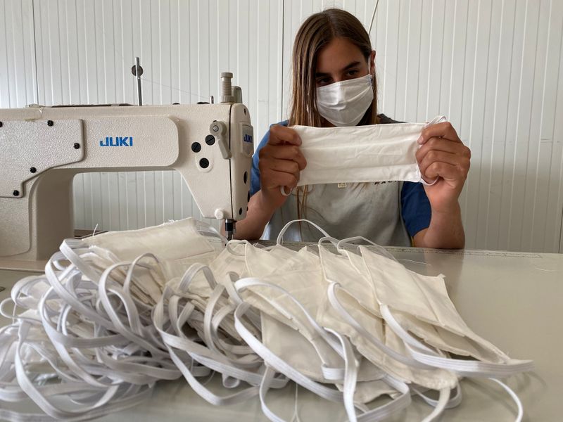 &copy; Reuters. Una trabajadora comprueba una versión lavable de una mascarilla en el kibbutz Tzuba, Israel