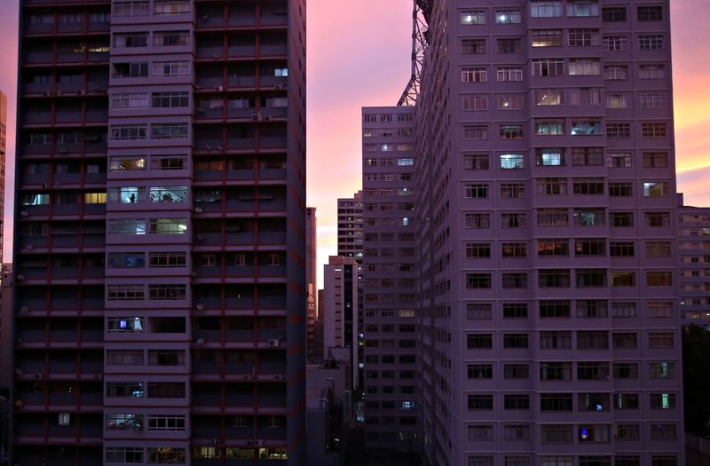 © Reuters. Prédios residenciais durante anoitecer em São Paulo