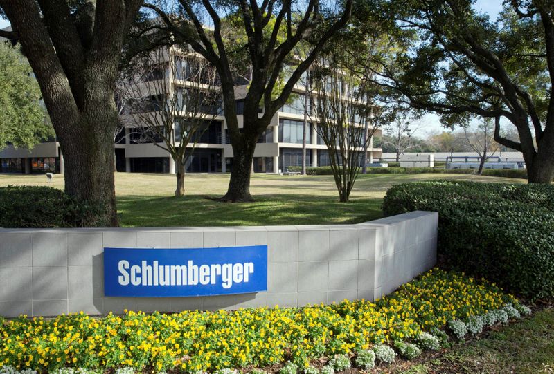 &copy; Reuters. Офис Schlumberger в западной части Ньюстона