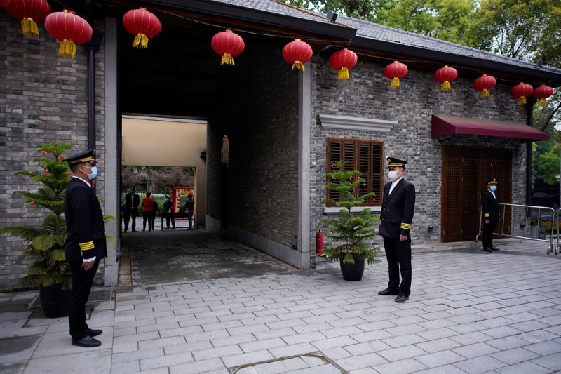 &copy; Reuters. Guardas com máscaras de proteção em Wuhan