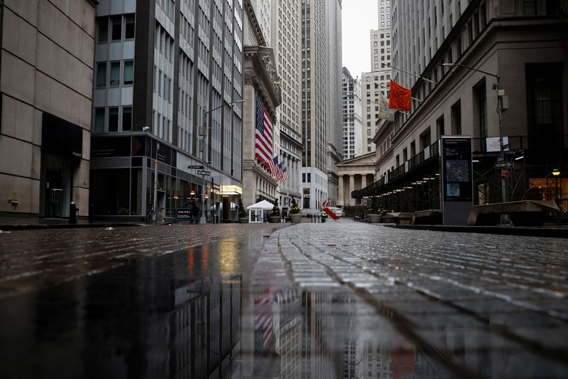 © Reuters. Una vista de una calle ancha casi desierta y de la Bolsa de Nueva York en el distrito financiero del bajo Manhattan en Nueva York