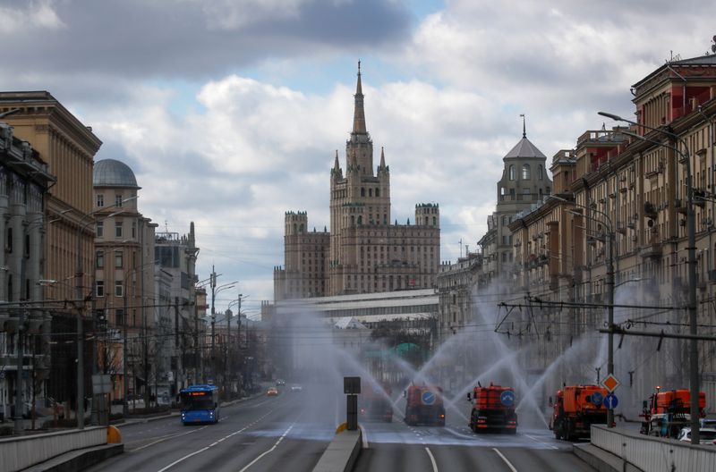 &copy; Reuters. Дорожная техника дезинфицирует улицы в Москве