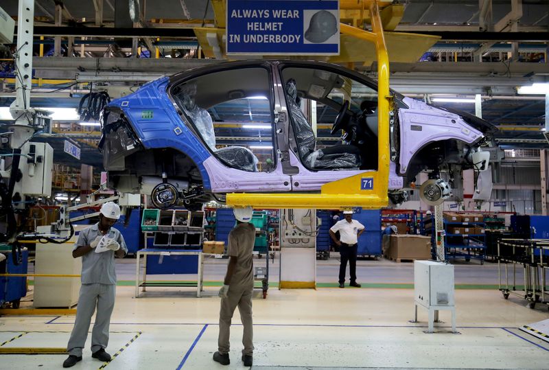 &copy; Reuters. FILE PHOTO: Workers assemble a Tata Tigor car inside the Tata Motors car plant in Sanand, on the outskirts of Ahmedabad