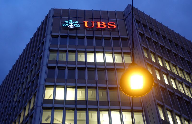 &copy; Reuters. FILE PHOTO: Logo of Swiss bank UBS is seen at an office building in Zurich