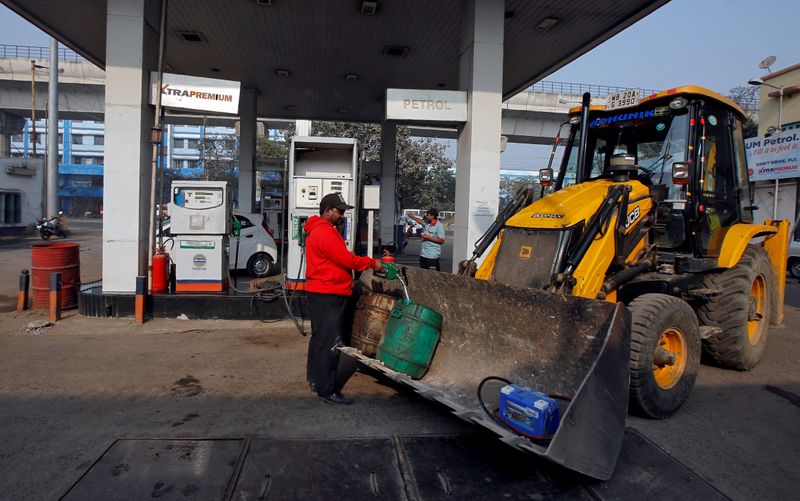&copy; Reuters. FILE PHOTO: A worker fills diesel in a container at a fuel station in Kolkata
