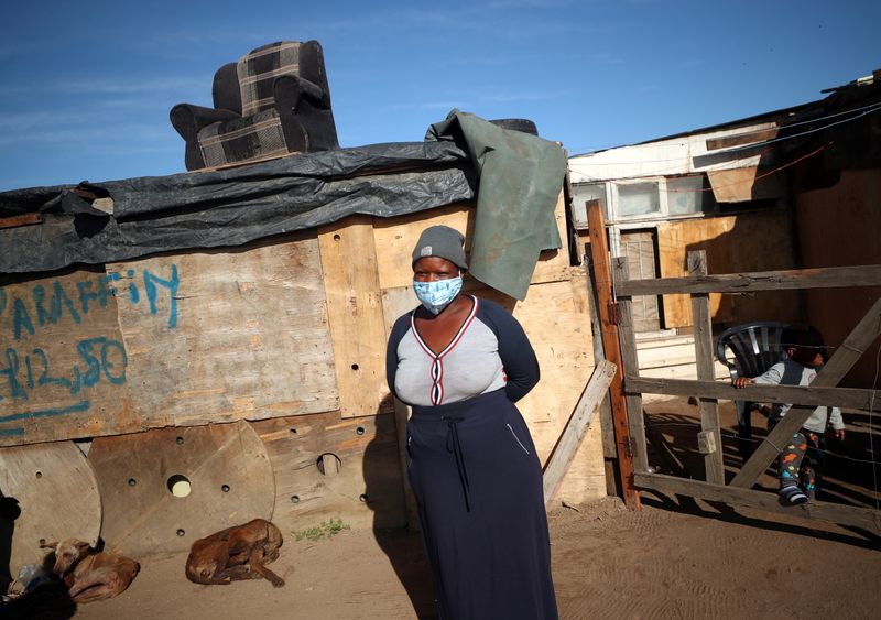 &copy; Reuters. Voluntária com máscara de proteção na Cidade do Cabo