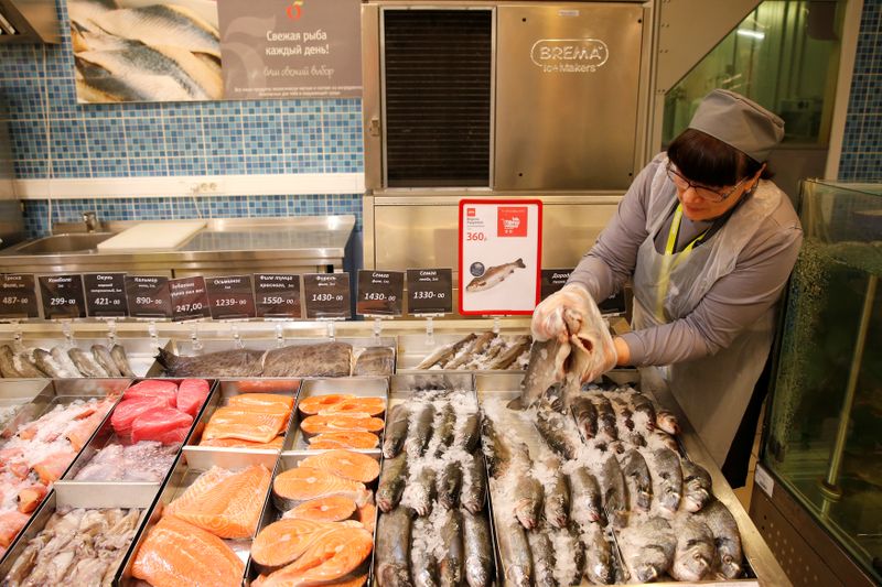 &copy; Reuters. Женщина продает рыбу в супермаркете в Москве
