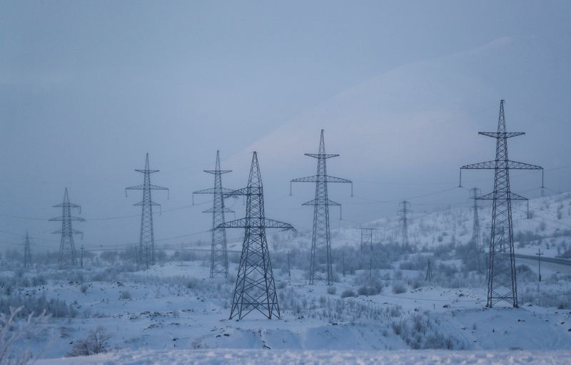 © Reuters. Линии электропередач за городом Мончегорск