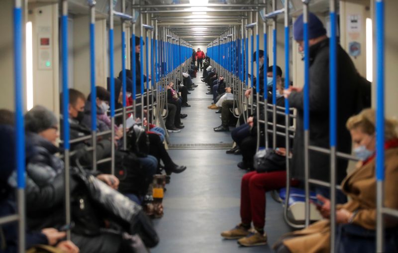 © Reuters. People travel in a metro train during a partial lockdown in Moscow