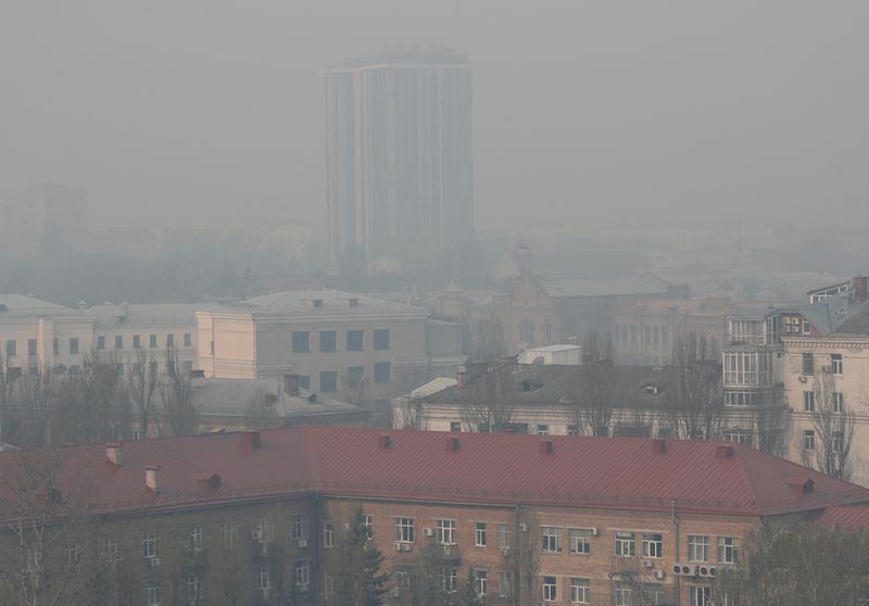 &copy; Reuters. Prédios residenciais em Kiev ficam cobertos por fumaça de incêndios florestais perto de Chernobyl