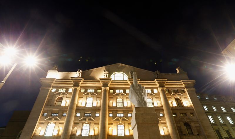 &copy; Reuters. L&apos;ingresso principale della borsa di Milano