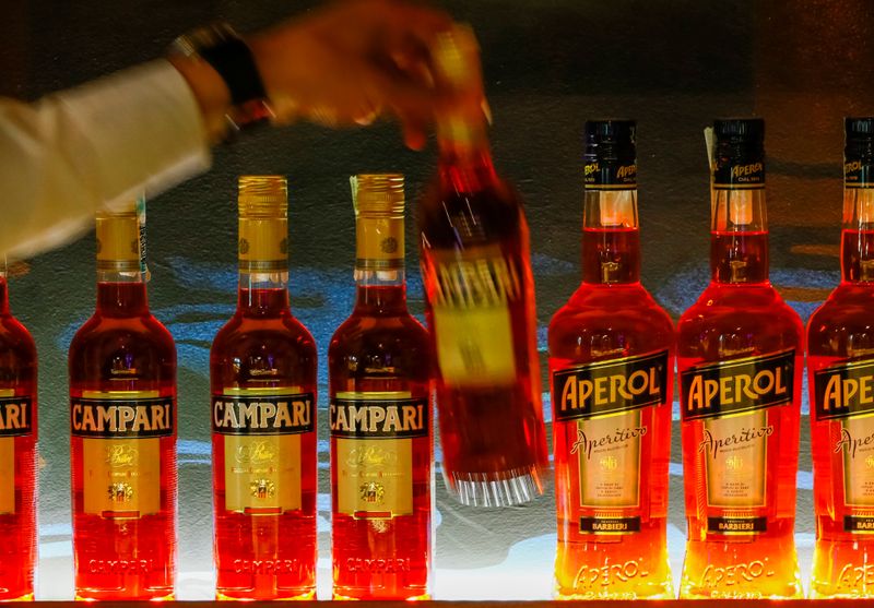 &copy; Reuters. Un barista prende una bottiglia di Campari al bar Barmaglot ad Almaty