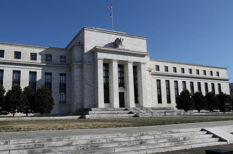 © Reuters. FOTO DE ARCHIVO: El edificio de la Junta de la Reserva Federal en Constitution Avenue se representa en Washington