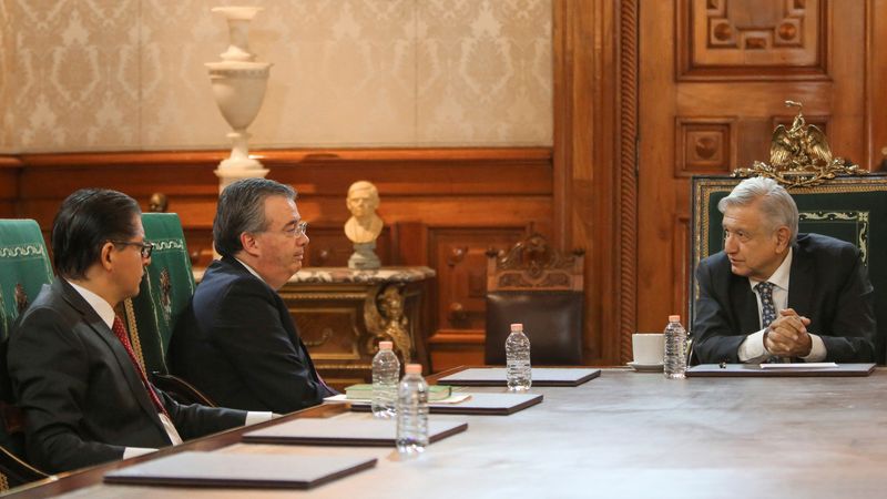© Reuters. Presidente do México, Andrés Manuel Lopez Obrador, durante reunião com o presidente do banco central do país, Alejandro Diaz de Leon (2º à esquerda)