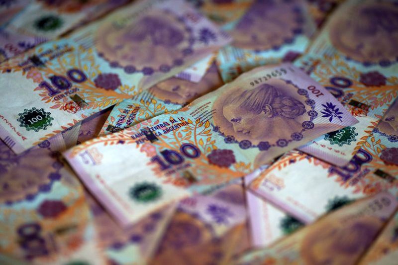 © Reuters. Los billetes de cien pesos argentinos se muestran en esta ilustración de la imagen