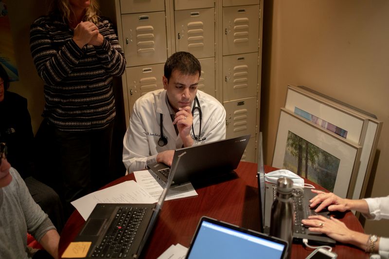 © Reuters. Médico conduz consulta online em West Bloomfield Township, Michigan (EUA), durante pandemia de coronavírus