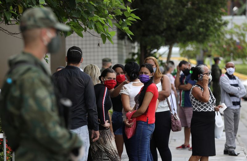 &copy; Reuters. Fuzileiro, com máscara de proteção, patrulha lado de fora de hospital em Manaus