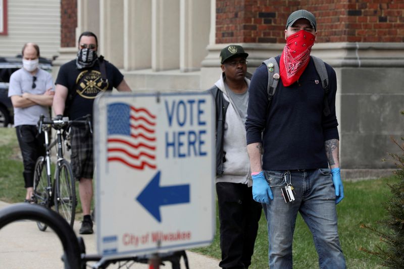 &copy; Reuters. FILE PHOTO: Voters wait to cast ballots during the presidential primary election in Wisconsin