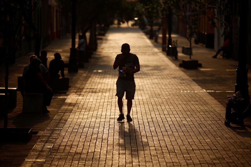 © Reuters. Un hombre camina por la calle Regina en medio del brote de la enfermedad por coronavirus (COVID-19), en la Ciudad de México