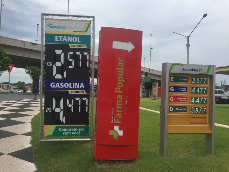 &copy; Reuters. Placa com preços de combustíveis em posto em Cuiabá (MT)