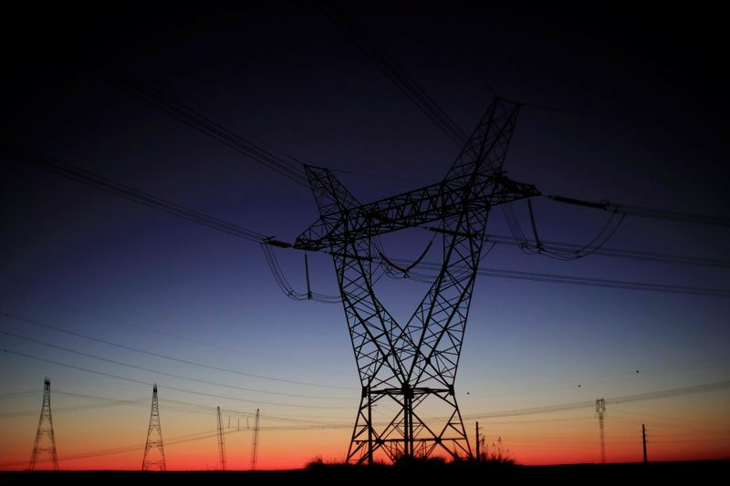 © Reuters. Torres e linhas de transmissão de energia em Brasília (DF)