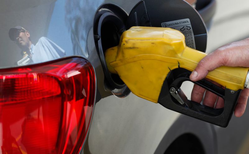 &copy; Reuters. Funcionário de posto de gasolina abastece carro em São Paulo