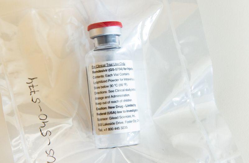 &copy; Reuters. Foto de archivo. Una ampolla del medicamento contra el ébola Remdesivir durante una conferencia de prensa en el Hospital Universitario Eppendorf (UKE) en Hamburgo, Alemania.
