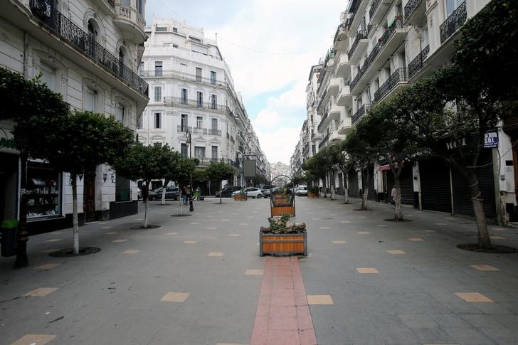 &copy; Reuters. الجزائر تمدد إجراءات العزل العام حتى 29 أبريل