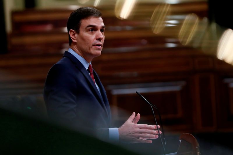 © Reuters. Imagen de archivo del presidente del Gobierno español, Pedro Sánchez, durante una sesión enfocada en el coronavirus en el Congreso, en Madrid