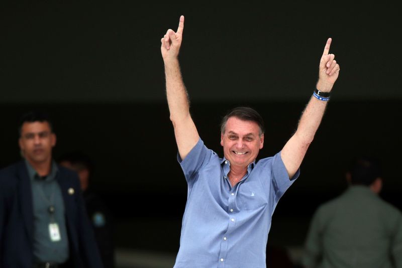 &copy; Reuters. Presidente Jair Bolsonaro acena para apoiadores em frente ao Palácio do Planalto