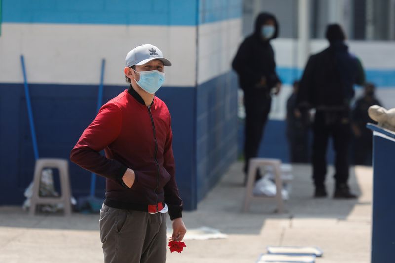 © Reuters. Guatemalan migrants who arrived in the country on U.S. deportation flights wear protective masks at a temporary shelter, as the spread of the coronavirus disease (COVID-19) continues in Guatemala City