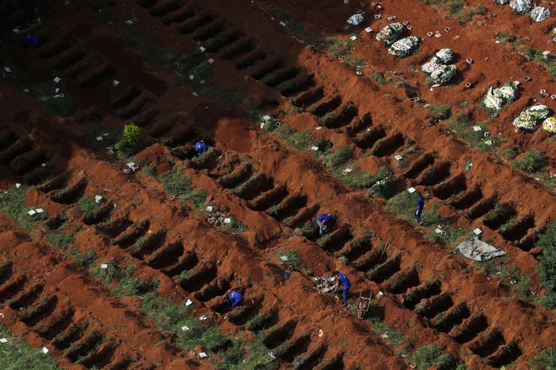 &copy; Reuters. Covas são abertas no cemitério de Vila Formosa em São Paulo