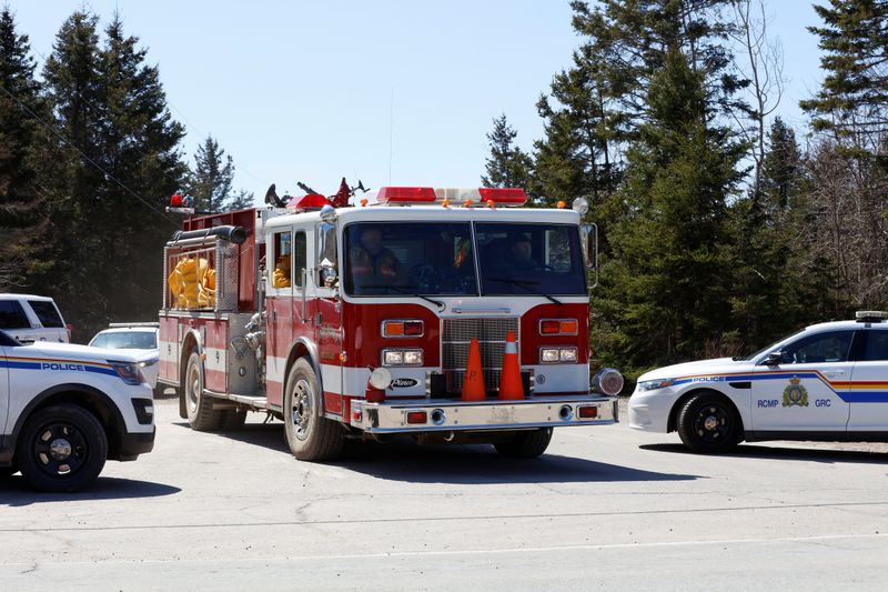 © Reuters. RCMP officers maintain road block after Wortman manhunt in Portapique