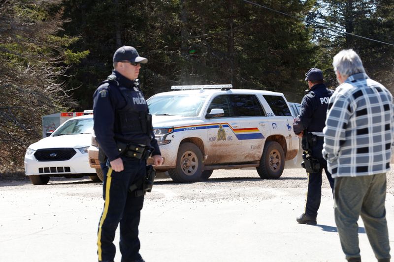 &copy; Reuters. Personal de la Real Policía Montada de Canadá bloquean una vía durnta el seguimiento de un hombre que habría disparado varias veces en Portapique, Nueva Escocia, Canadá