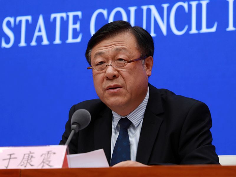 © Reuters. FOTO DE ARCHIVO: El viceministro de Agricultura de China, Yu Kangzhen, habla en una conferencia de prensa en Beijing