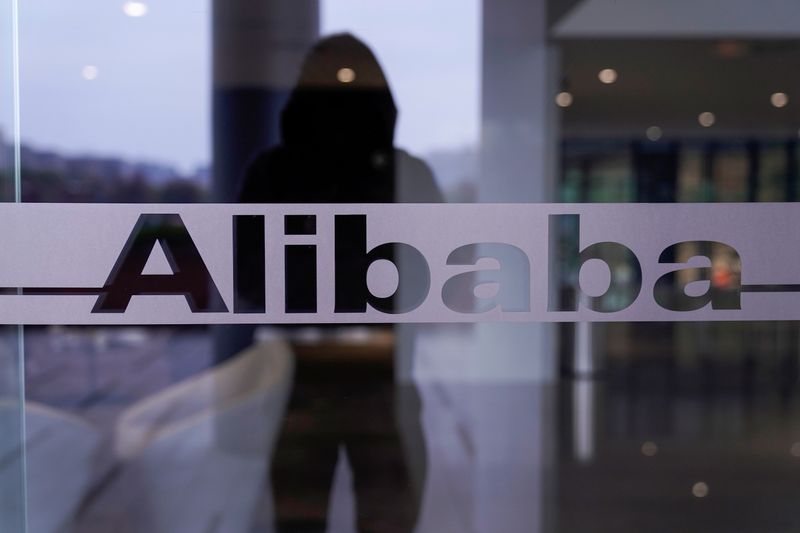 © Reuters. FILE PHOTO: A logo of Alibaba Group is seen at the company's headquarters in Hangzhou