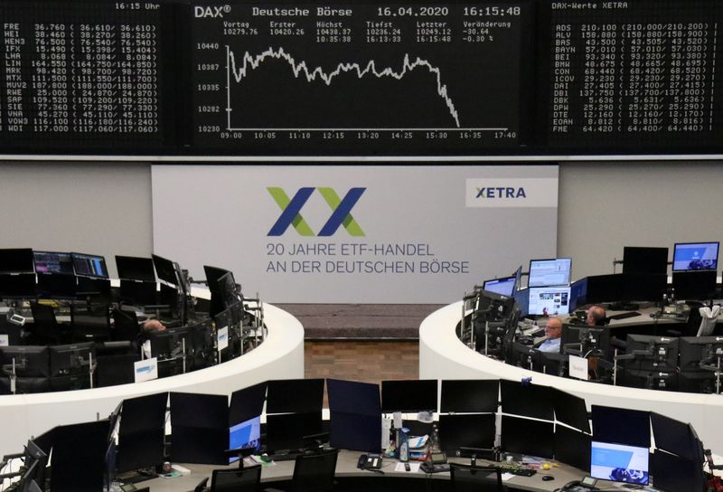 © Reuters. FOTO DE ARCHIVO: El índice de precios de las acciones alemanas DAX  en la bolsa de Fráncfort, Alemania