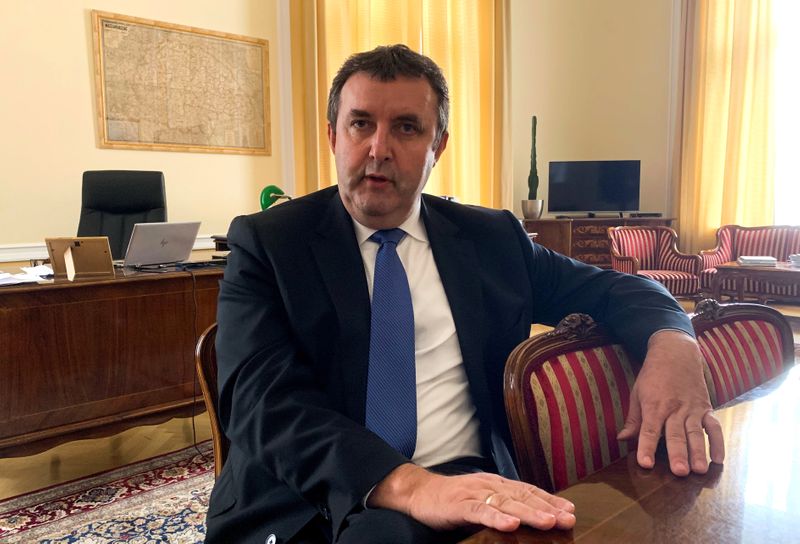 © Reuters. FOTO DE ARCHIVO: El ministro húngaro de Innovación y Tecnología, Laszlo Palkovics, se sienta para una entrevista en su oficina en Budapest