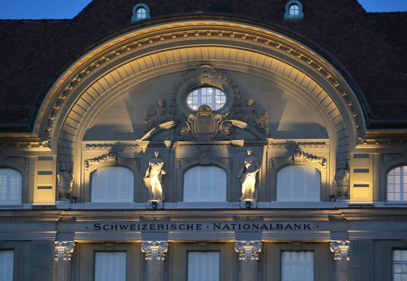&copy; Reuters. FILE PHOTO:  The Swiss National Bank (SNB) is pictured in Bern