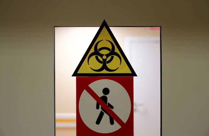 &copy; Reuters. Предупреждающий знак на двери перед открытием отделения для лечения пациентов с коронавирусом в Центре им. Пирогова в Москве