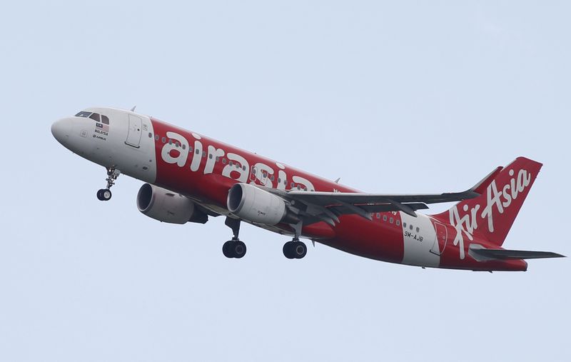 &copy; Reuters. FILE PHOTO: An AirAsia Airbus A320 plane approaches Singapore&apos;s Changi Airport