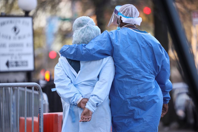 &copy; Reuters. Agentes de saúde fazem caminhada durante pausa no expediente em hospital de Nova York
