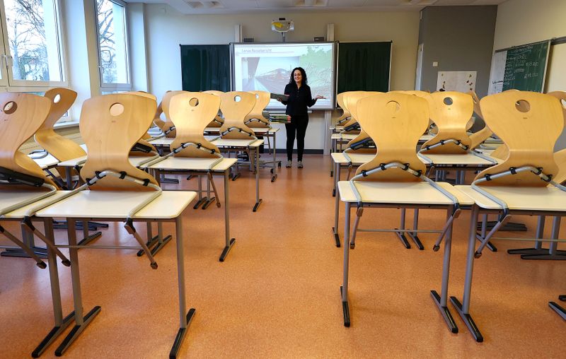 &copy; Reuters. Un&apos;insegnante in una classe vuota, dopo che il governo della Germania ha deciso di chiudere le scuole a causa dell&apos;epidemia di coronavirus