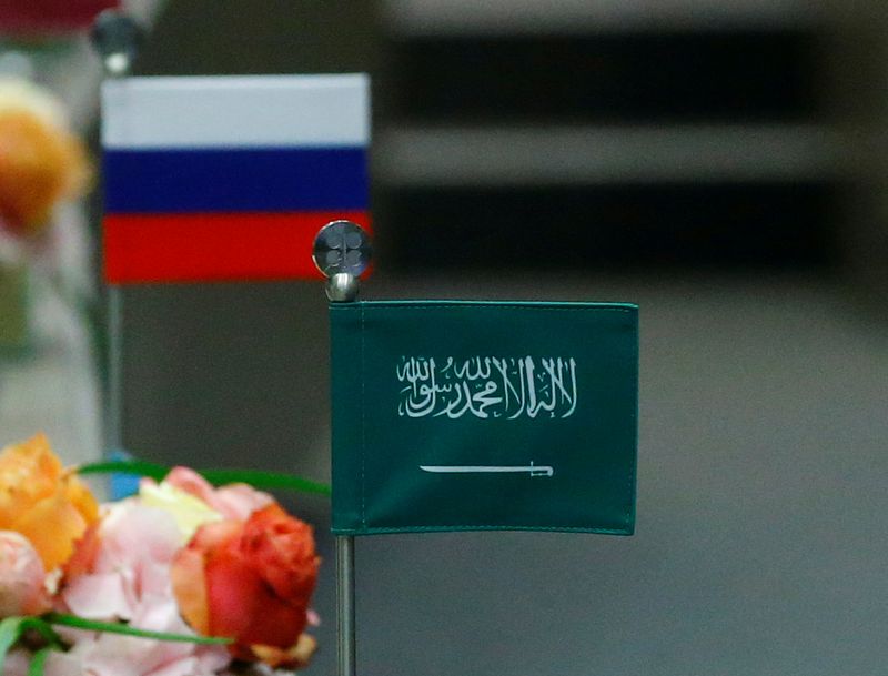 © Reuters. FILE PHOTO: The national flags of Russia and Saudi Arabia are seen during an OPEC meeting in Vienna