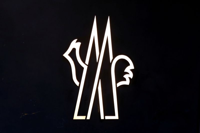 &copy; Reuters. Il logo Moncler a Roma