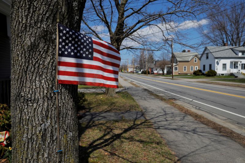 &copy; Reuters. Bandeira dos EUA em rua vazia em New Hampshire