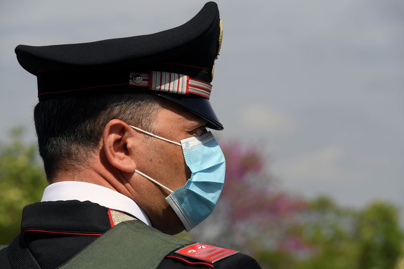 &copy; Reuters. Carabinieri usa máscara de proteçãi em meio a pandemia de coronavírus em Roma