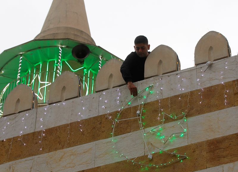 &copy; Reuters. Homem pendura decoração para o mês sagrado do Ramadã em mesquita de Beiriute