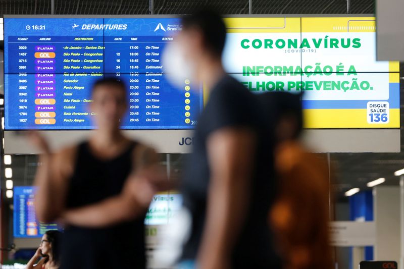 © Reuters. Painel com informações sobre voos no aeroporto de Brasília (DF) durante pandemia do coronavírus
